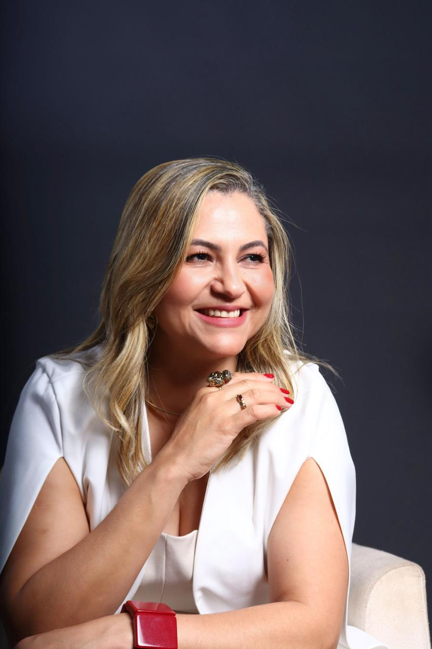 Neiva Leal em retrato profissional com traje branco