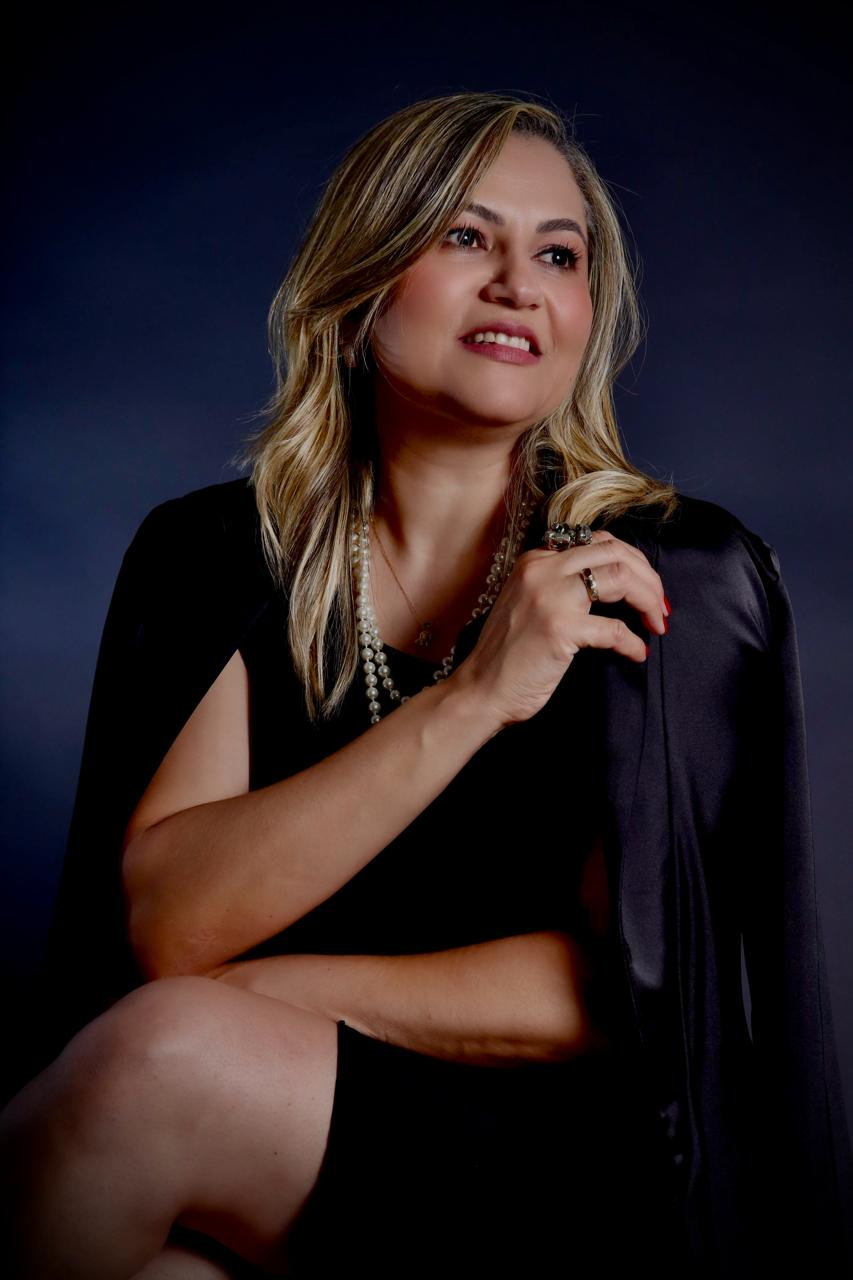 Neiva Leal em retrato profissional com traje preto